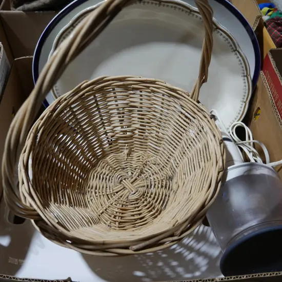 Cane basket, ashets