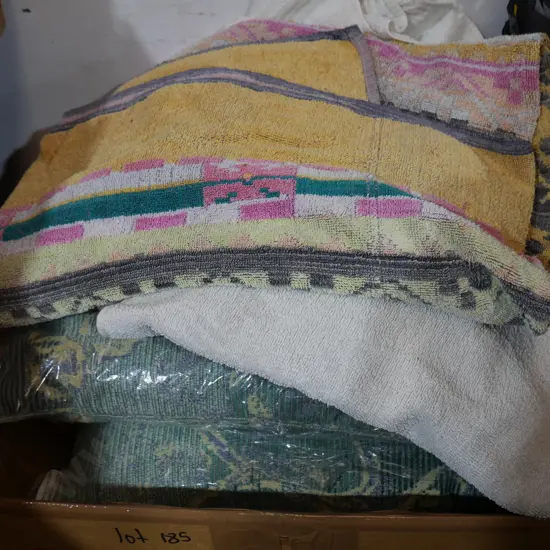 Large quantity of linnen, fabric, bedding