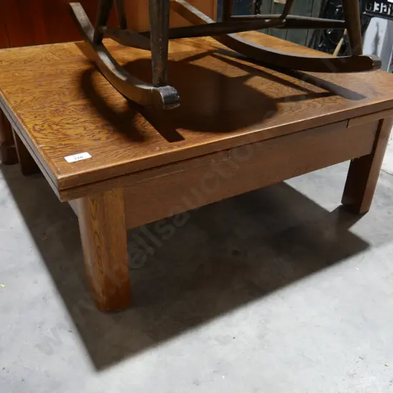 Extendable coffee table