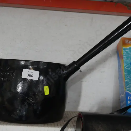 Kenrick cast cooking pot