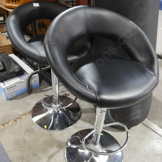 2 barstools