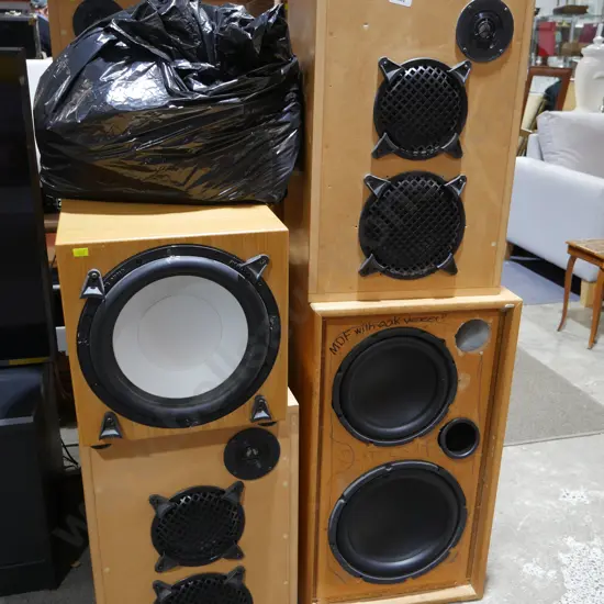 Quantity of large speakers