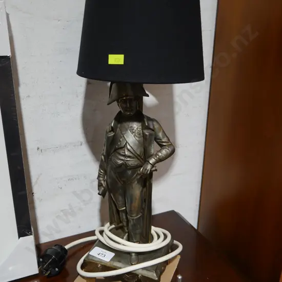Figurine table lamp