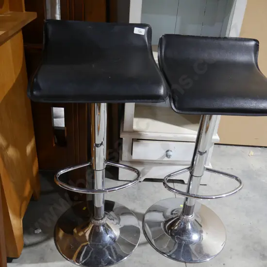 2 barstools