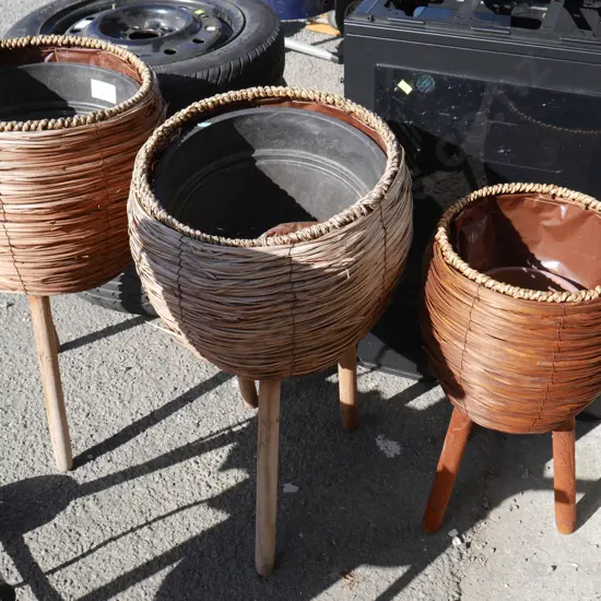 3 plant pots on legs