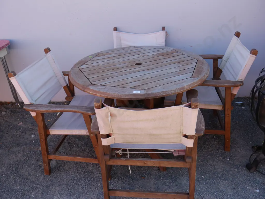 Outdoor table and four chairs Image 1++