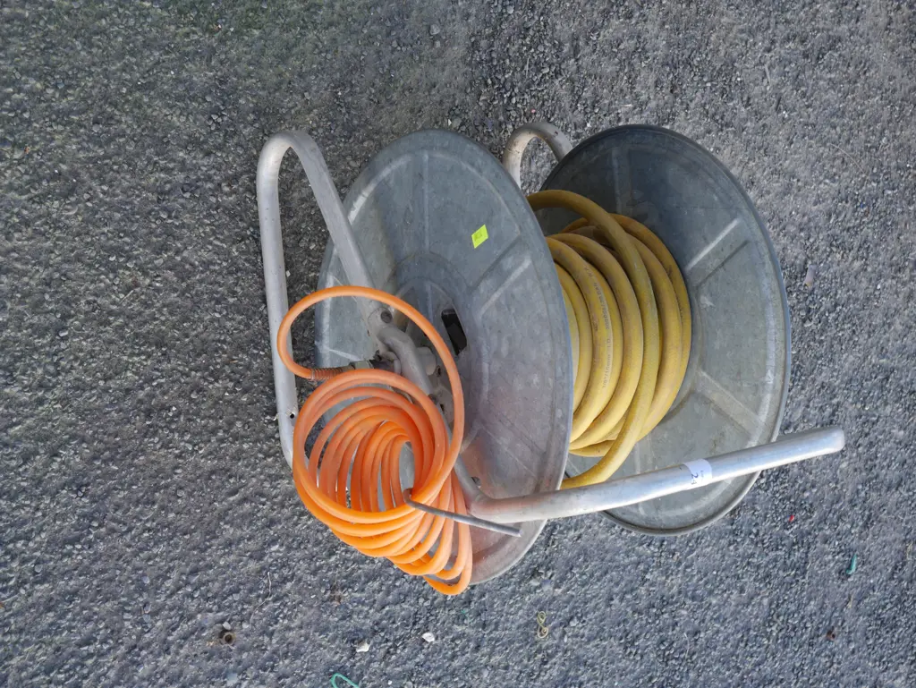 Air hose and reel Image 1++