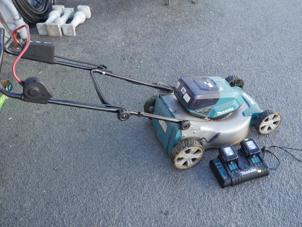 Makita battery mower with batteries & charger - no catcher Image 1++
