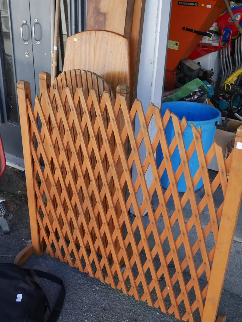 Wood and folding fences Image 1++