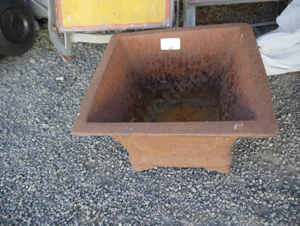 Cast iron plant pot Image 1++