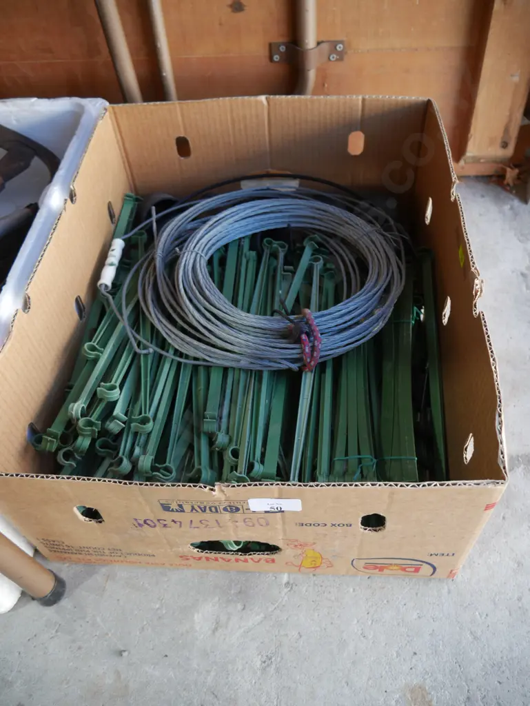 Plastic clips, wire rope Image 1++