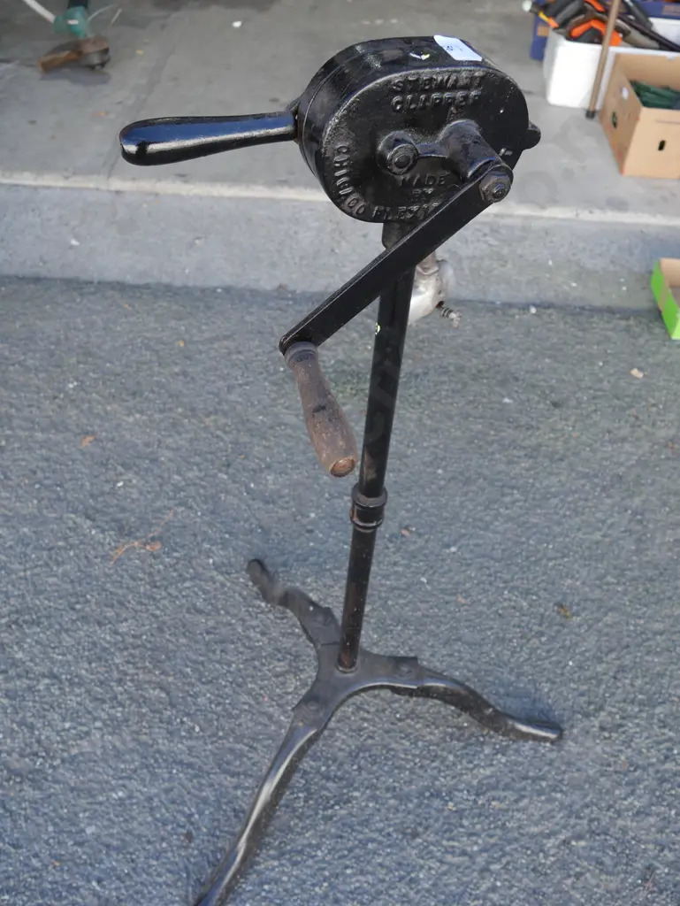 Hand cranked  wool shearer Image 1++