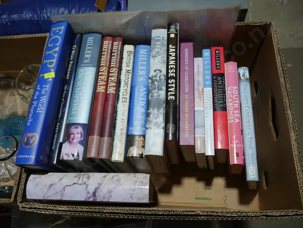 Assorted books Image 1++