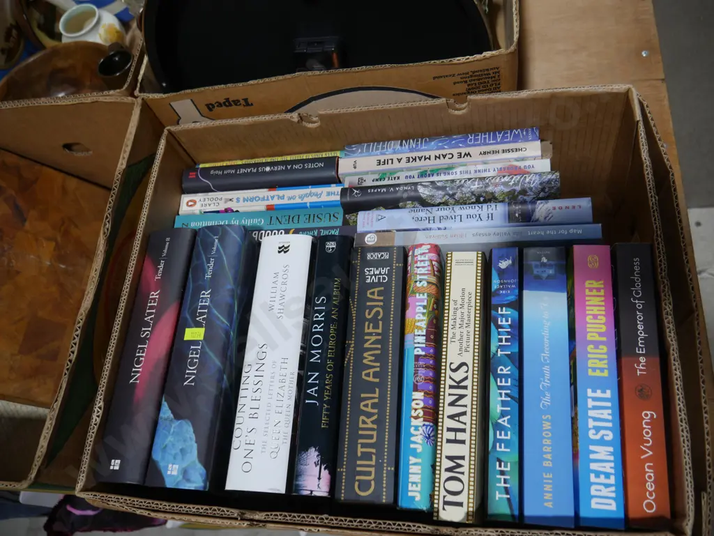 Assorted books Image 1++