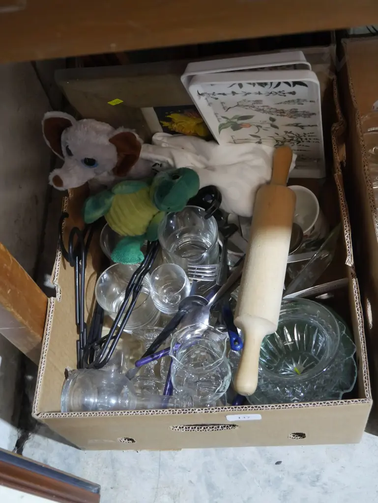 Glassware, teddy bear plates Image 1++