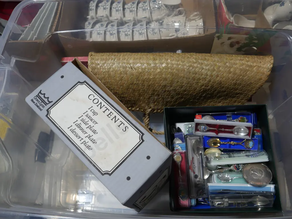 Crown Lynn five piece dinner set etc Image 1++