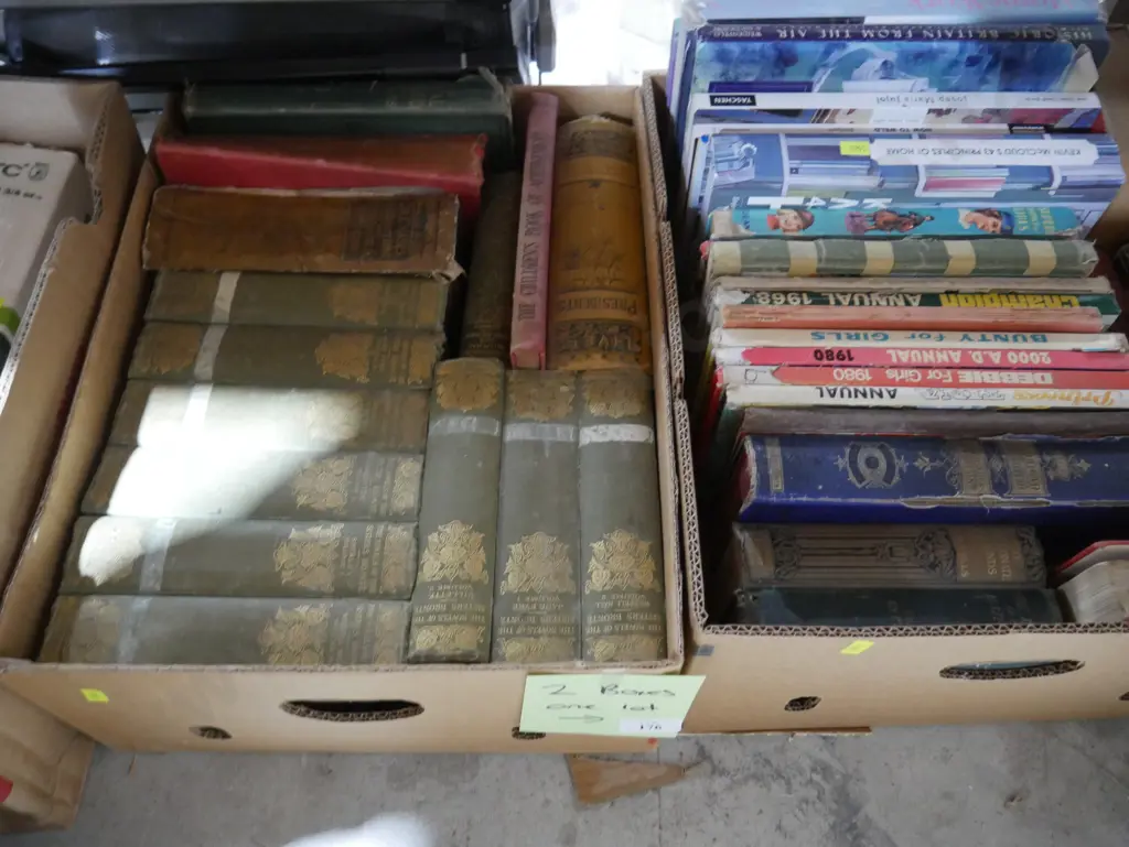 Assorted books Image 1++