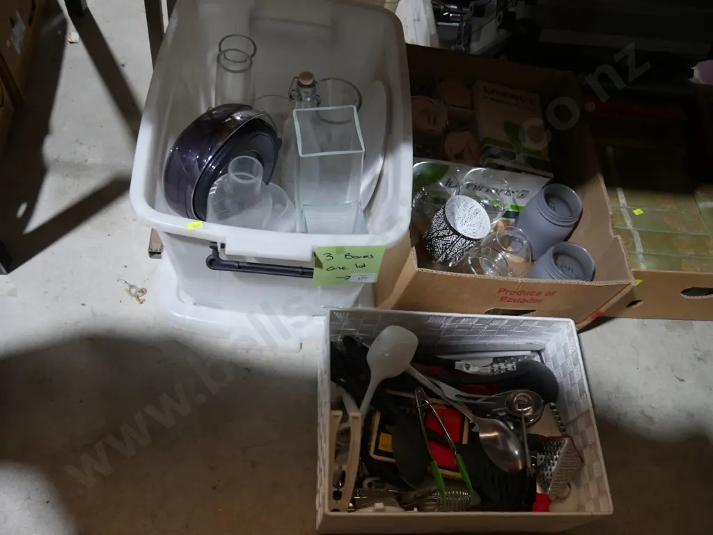 3 boxes of kitchenware Image 1++