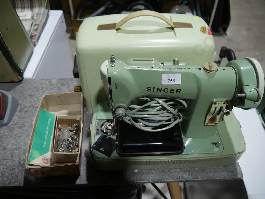 Singer sewing machine Image 1++