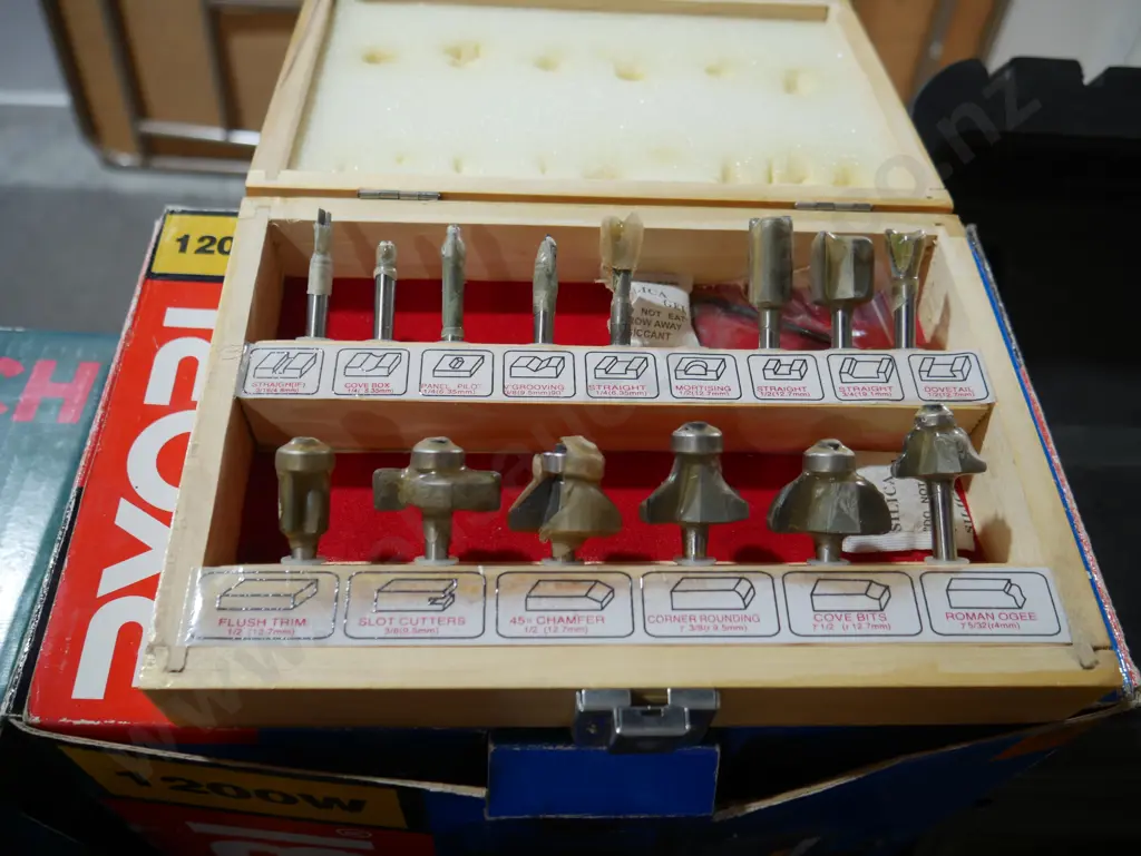 Ryobi router and bits Image 1++