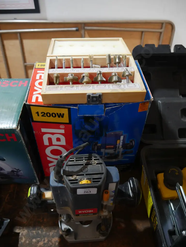 Ryobi router and bits Image 1++