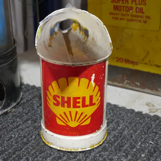 Shell oil pourer