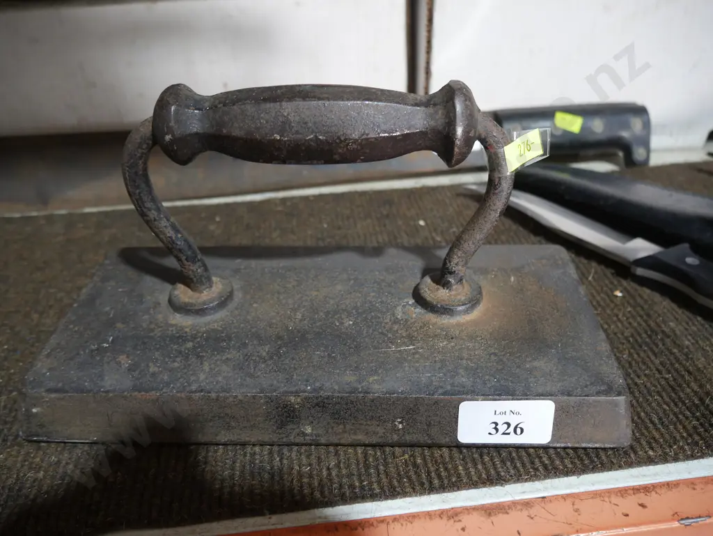 Cast iron paperweight Image 1++