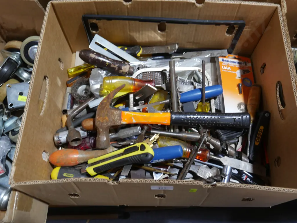 Assorted hand tools Image 1++