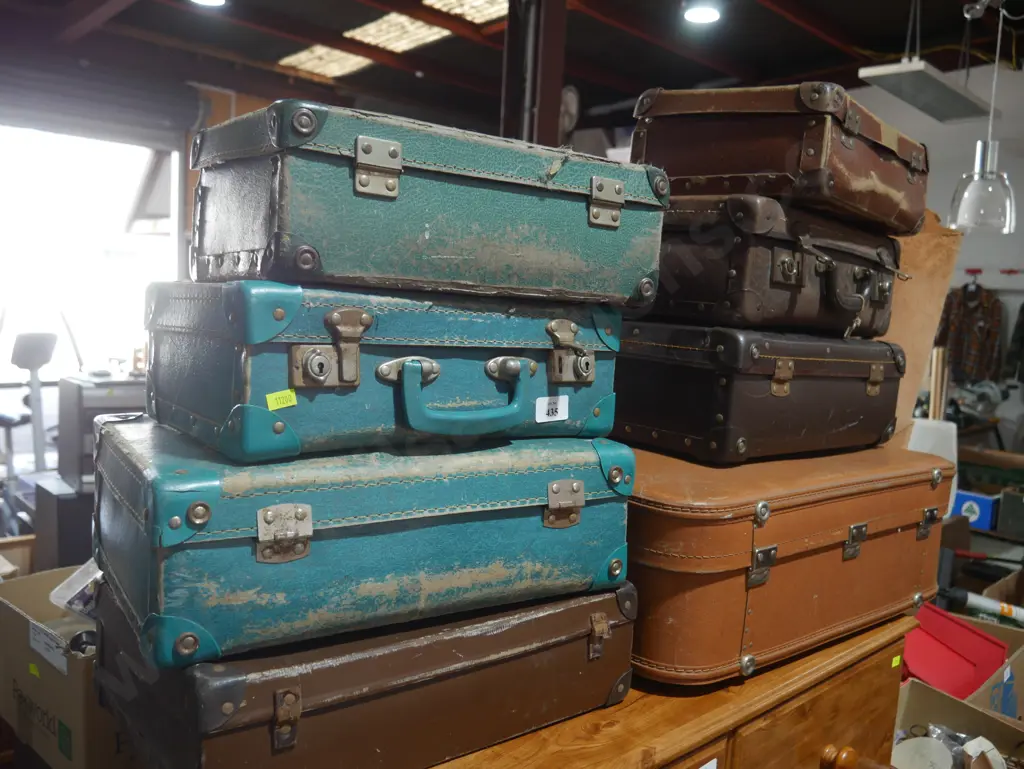 8 vintage suitcases Image 1++