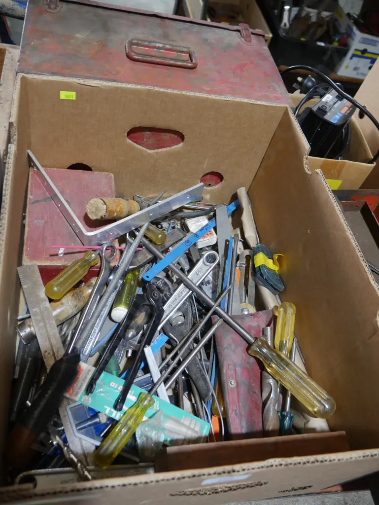 Assorted hand tools Image 1++