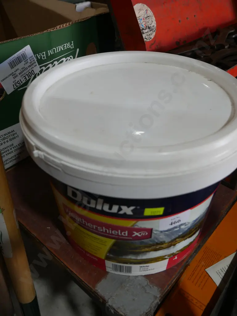 8 litres Dulux Weathershield paint Image 1++