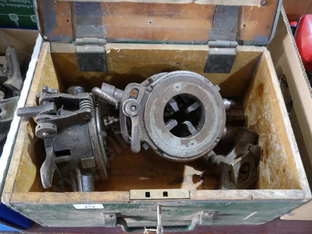 Pipe threading equipment in box Image 1++