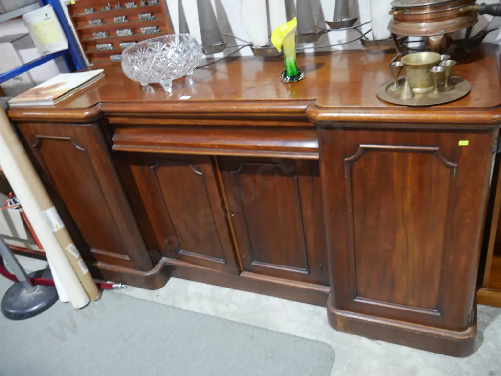 Sideboard Image 1++
