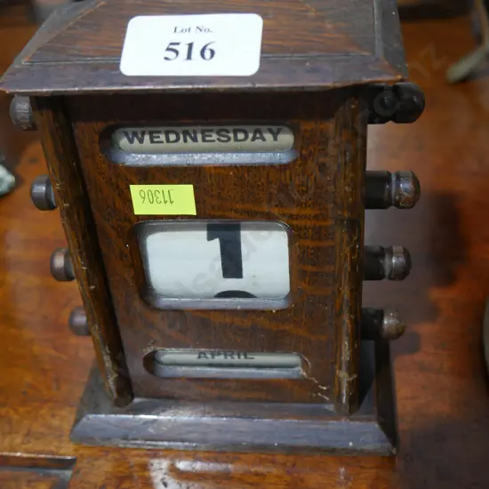 Perpetual desk calendar