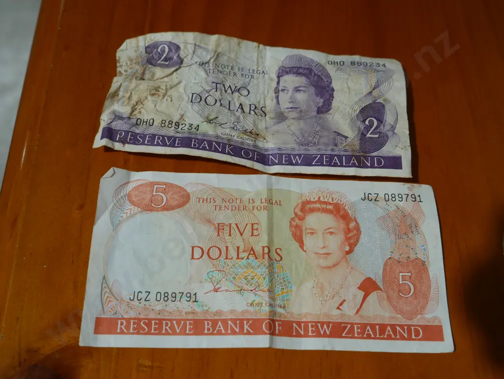 New Zealand two and five dollar notes Image 1++