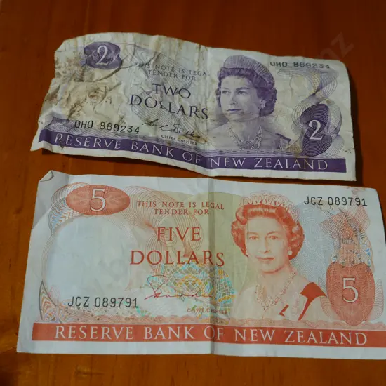 New Zealand two and five dollar notes