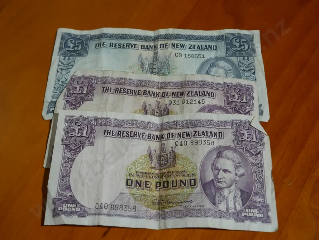 NZ one and five pound notes Image 1++