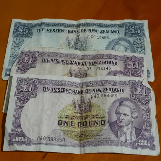 NZ one and five pound notes