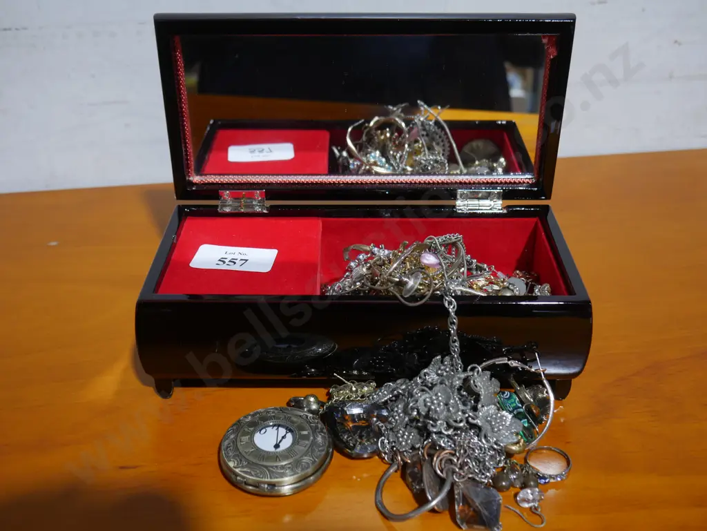 Costume jewellery with box Image 1++