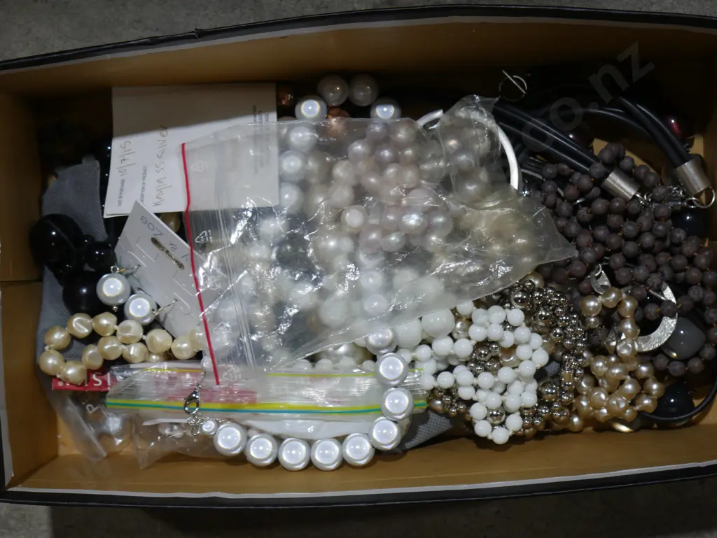 Costume jewellery Image 1++