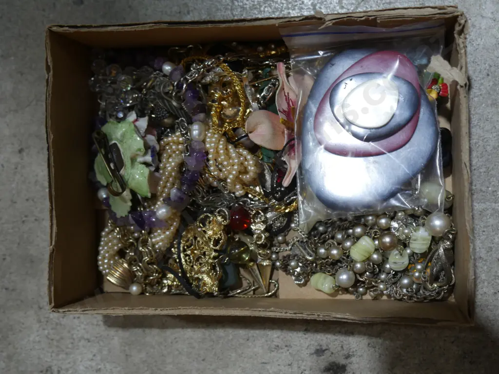 Costume jewellery Image 1++