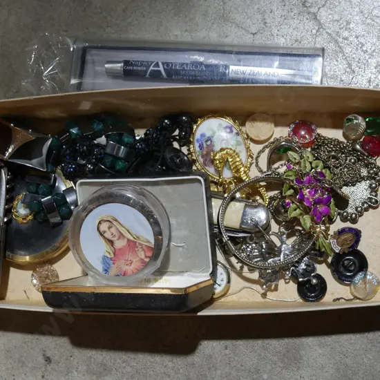 Pocket knives, costume jewellery etc