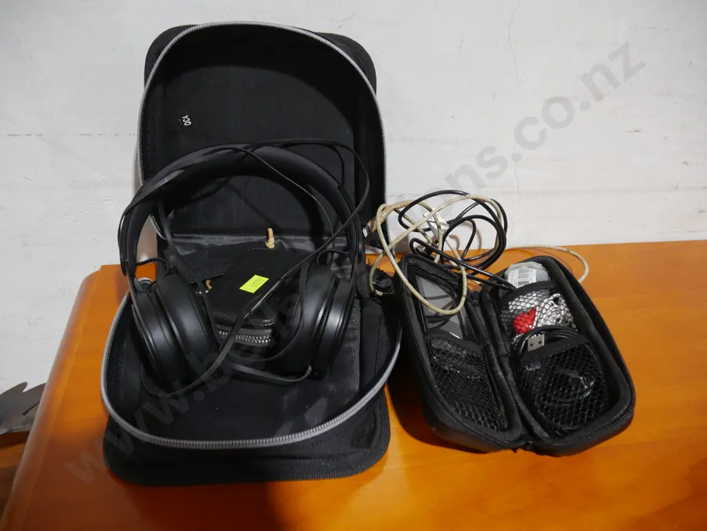 Beats headphones and iPod minis etc Image 1++