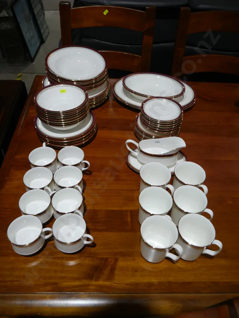 Royal Albert holly rood dinner set Image 1++