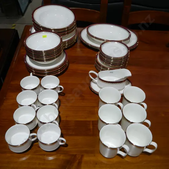 Royal Albert holly rood dinner set