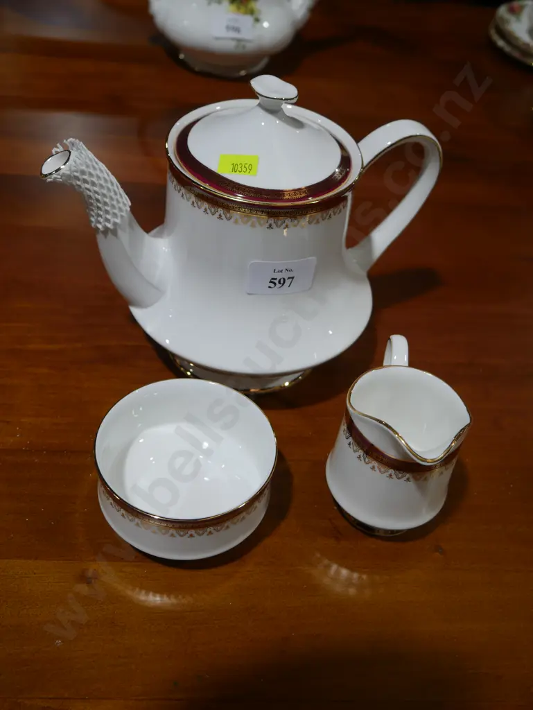 Royal Albert holly rood teapot, sugar and creamer Image 1++
