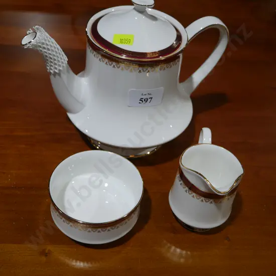 Royal Albert holly rood teapot, sugar and creamer