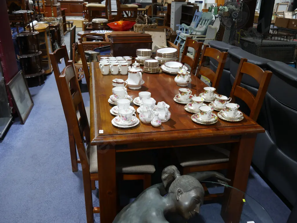 Dining table and 6 chairs Image 1++