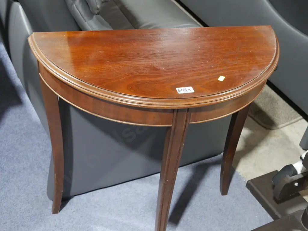 Half round table Image 1++