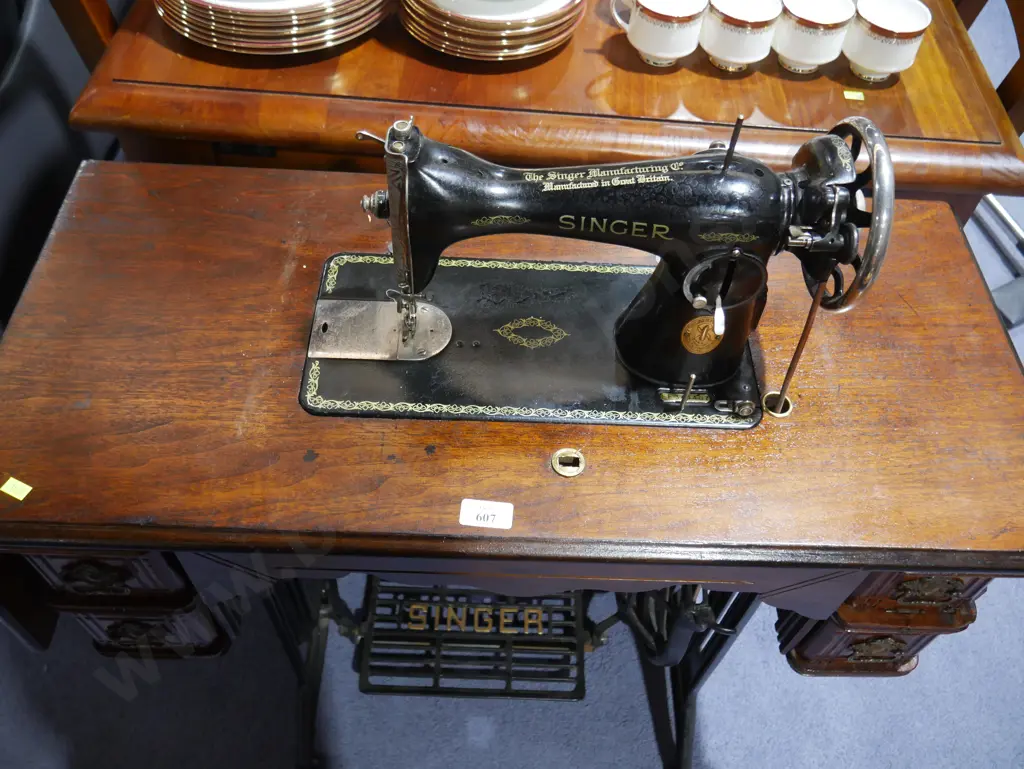 Singer treadle sewing machine Image 1++